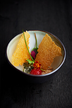 Crème et croquant au fromage de brebis d'Achel vieux, tomates-cerises marinées à la BlossomGueuze, oignon