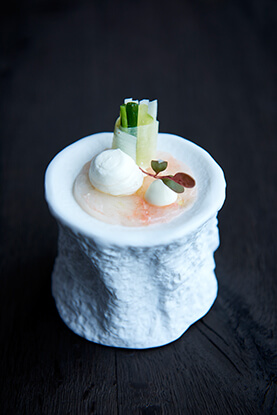 Tartare de langoustine, cannelloni de pomme verte, daïkon et ciboulette, mayonnaise de basilic