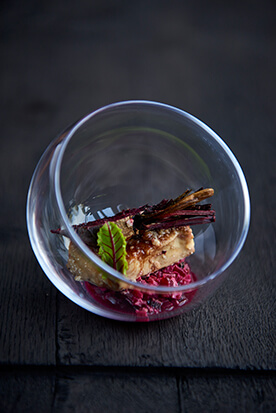 Foie gras laqué, betterave rouge soufflée, brunoise de rhubarbe et de betterave rouge, vinaigrette à la Kriek à l'ancienne Cuvée René et aux fleurs de sureau